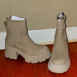 Brooklyn Chelsea UGG boots. Size 7 in Mustard seed